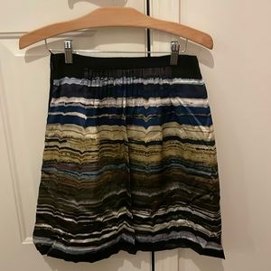 Silk skirt with pockets and side zipper. Size 4